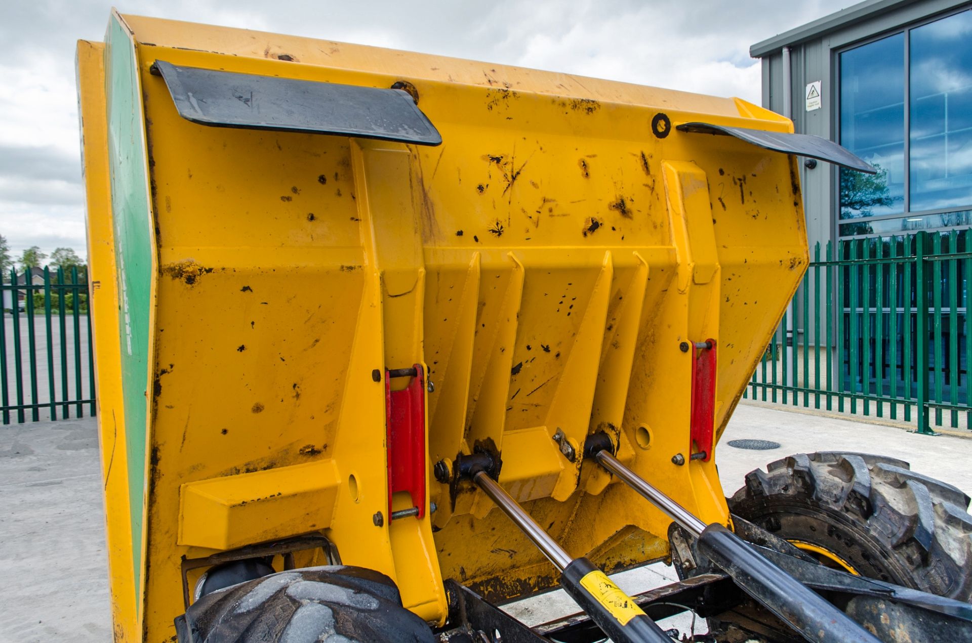 JCB 6 tonne straight skip dumper Year: 2016 S/N: EGGRK0163 Recorded Hours: 3234 A727178 - Image 11 of 25