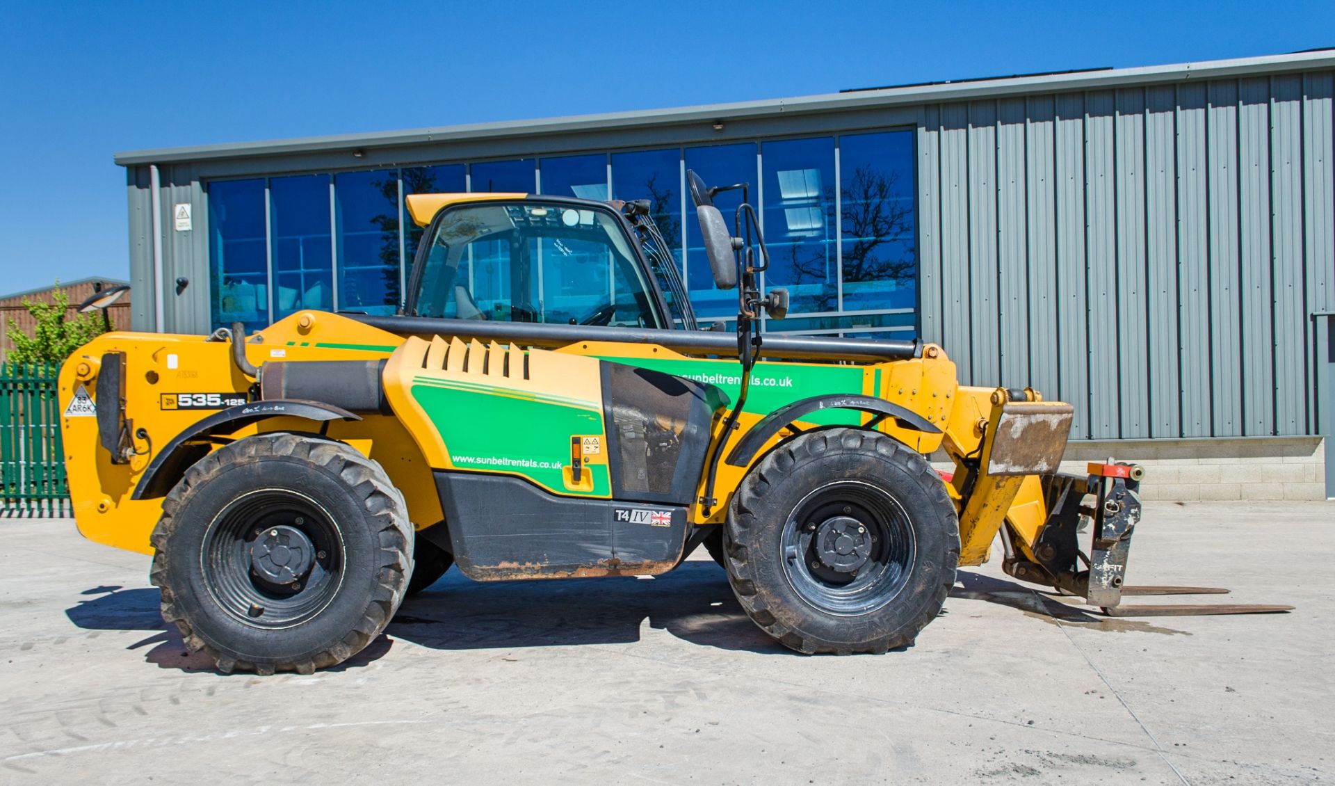 JCB 535-125 T4 IV Hi-Viz 12.5 metre telescopic handler Year: 2017 S/N: 2568790 Recorded Hours: - Image 8 of 22