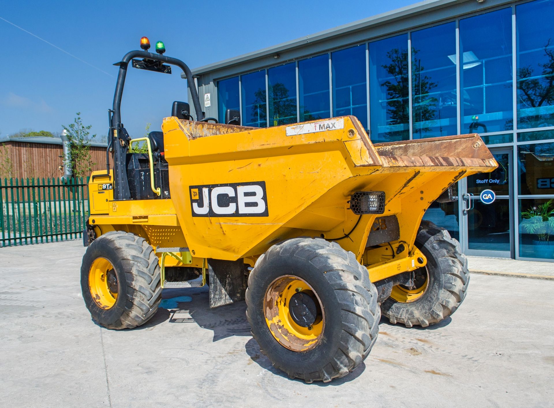 JCB 9T-2 Stage V 9 tonne straight skip dumper Year: 2021 S/N: 3030480 Recorded Hours: 1448 c/w - Image 2 of 24