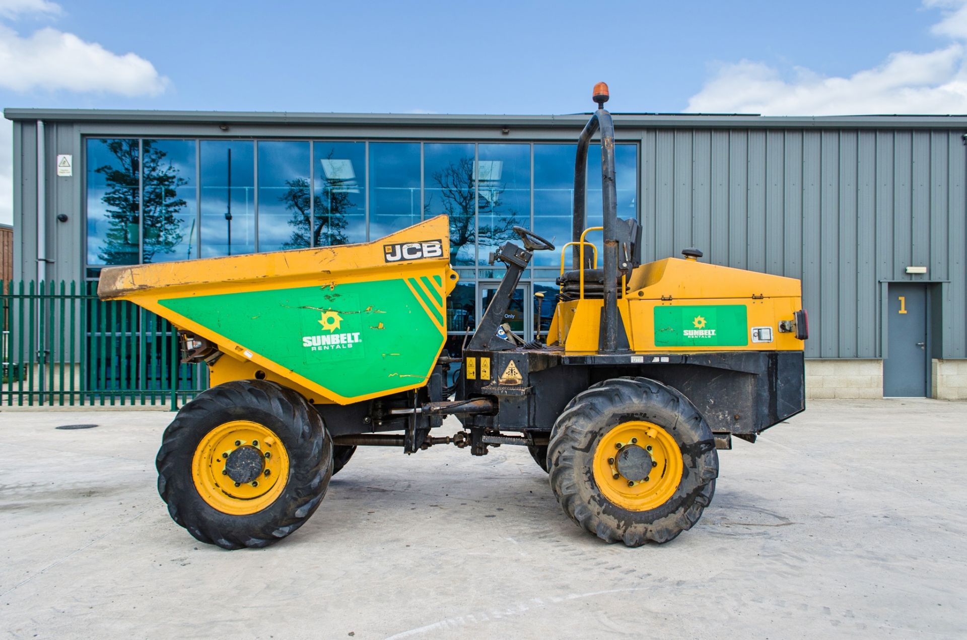 JCB 6 tonne straight skip dumper Year: 2016 S/N: EGGRK0163 Recorded Hours: 3234 A727178 - Image 8 of 25