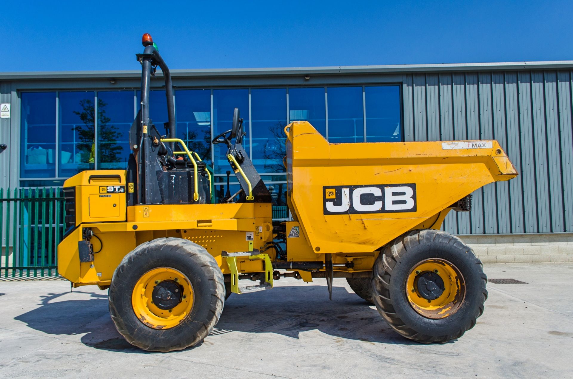 JCB 9T-2 Stage V 9 tonne straight skip dumper Year: 2021 S/N: 3030480 Recorded Hours: 1448 c/w - Image 8 of 24