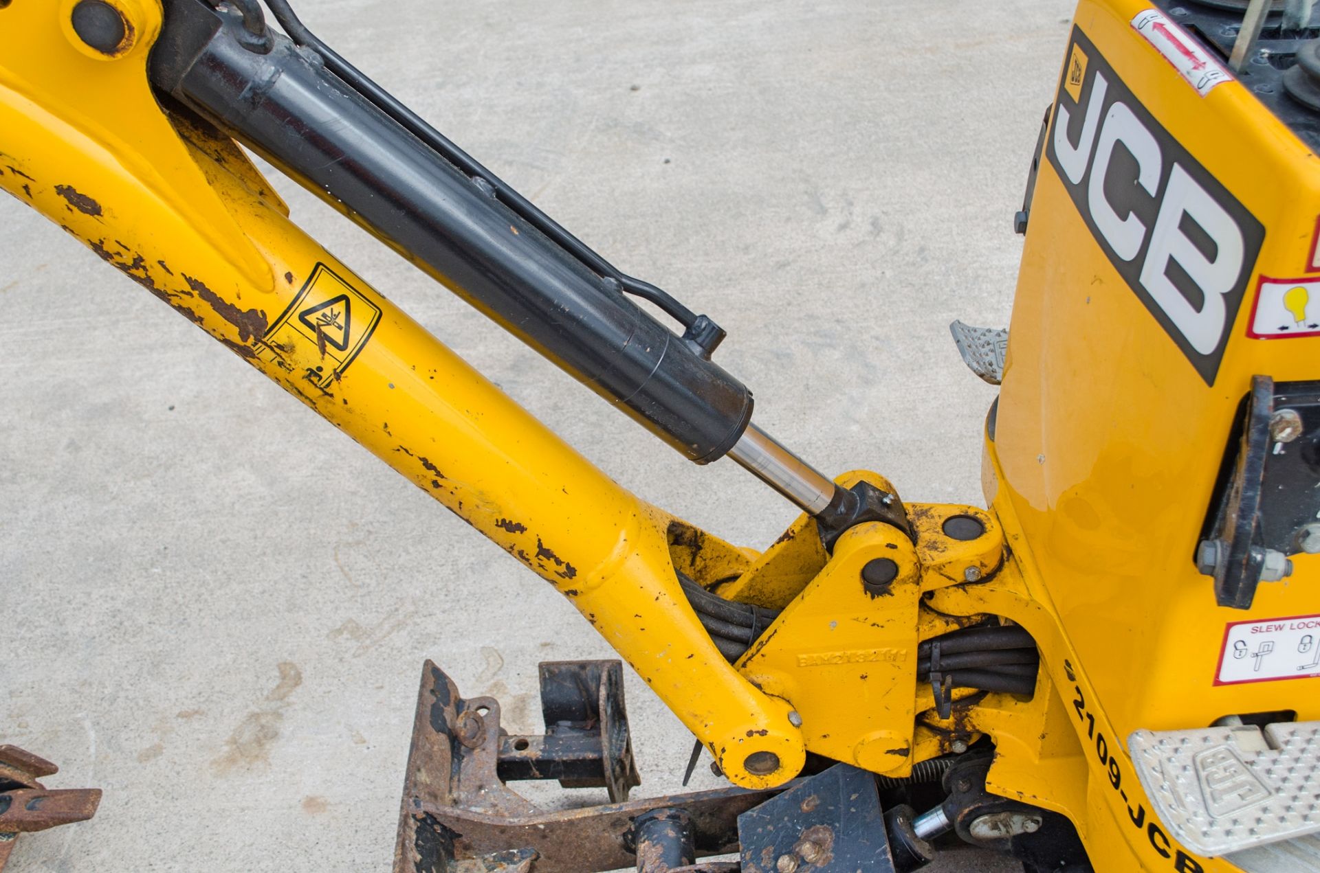 JCB 8008CT 0.8 tonne rubber tracked micro excavator Year: 2021 S/N: 3042006 Recorded Hours: 718 - Image 17 of 25