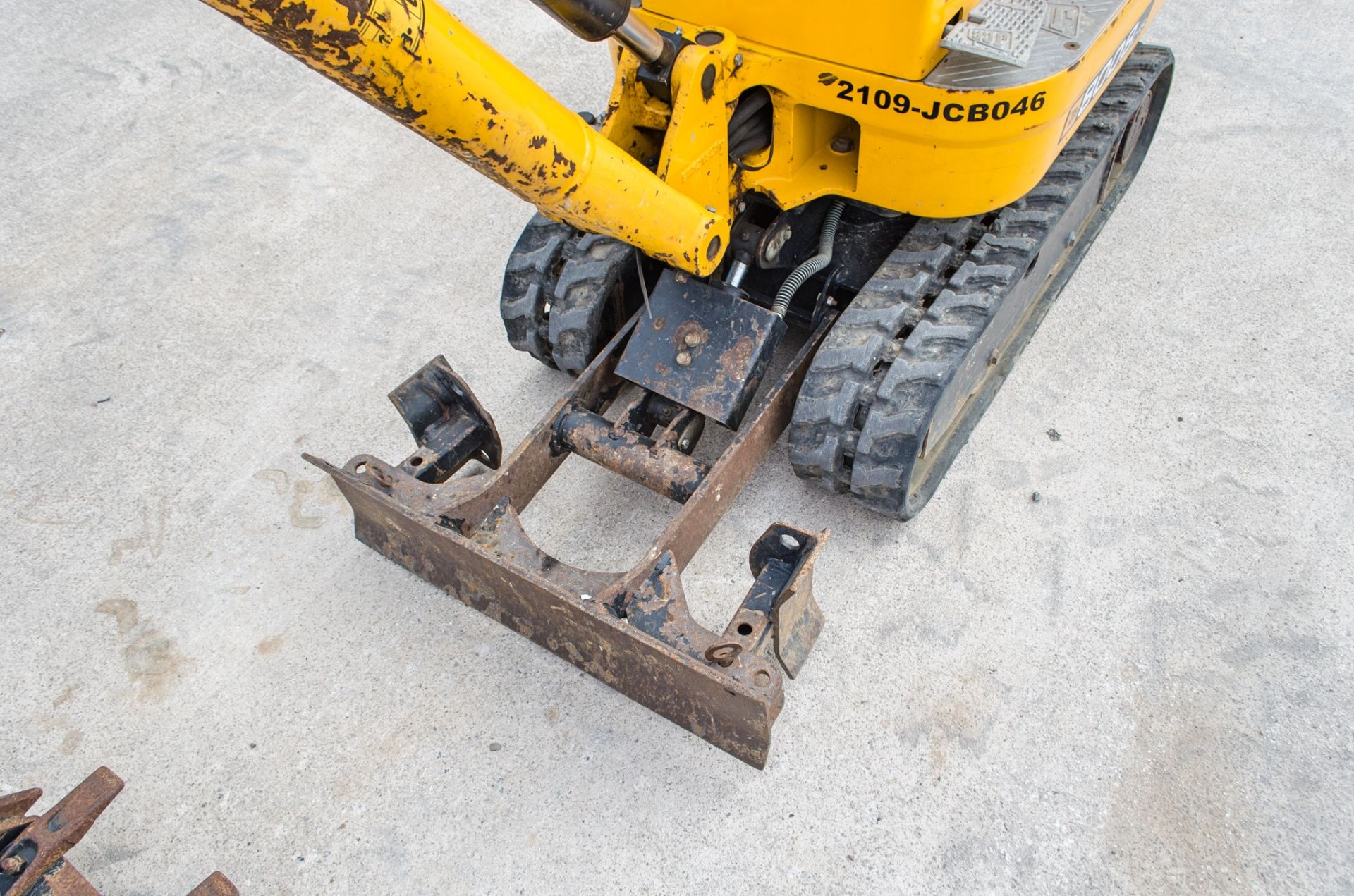 JCB 8008CT 0.8 tonne rubber tracked micro excavator Year: 2021 S/N: 3042006 Recorded Hours: 718 - Image 13 of 25
