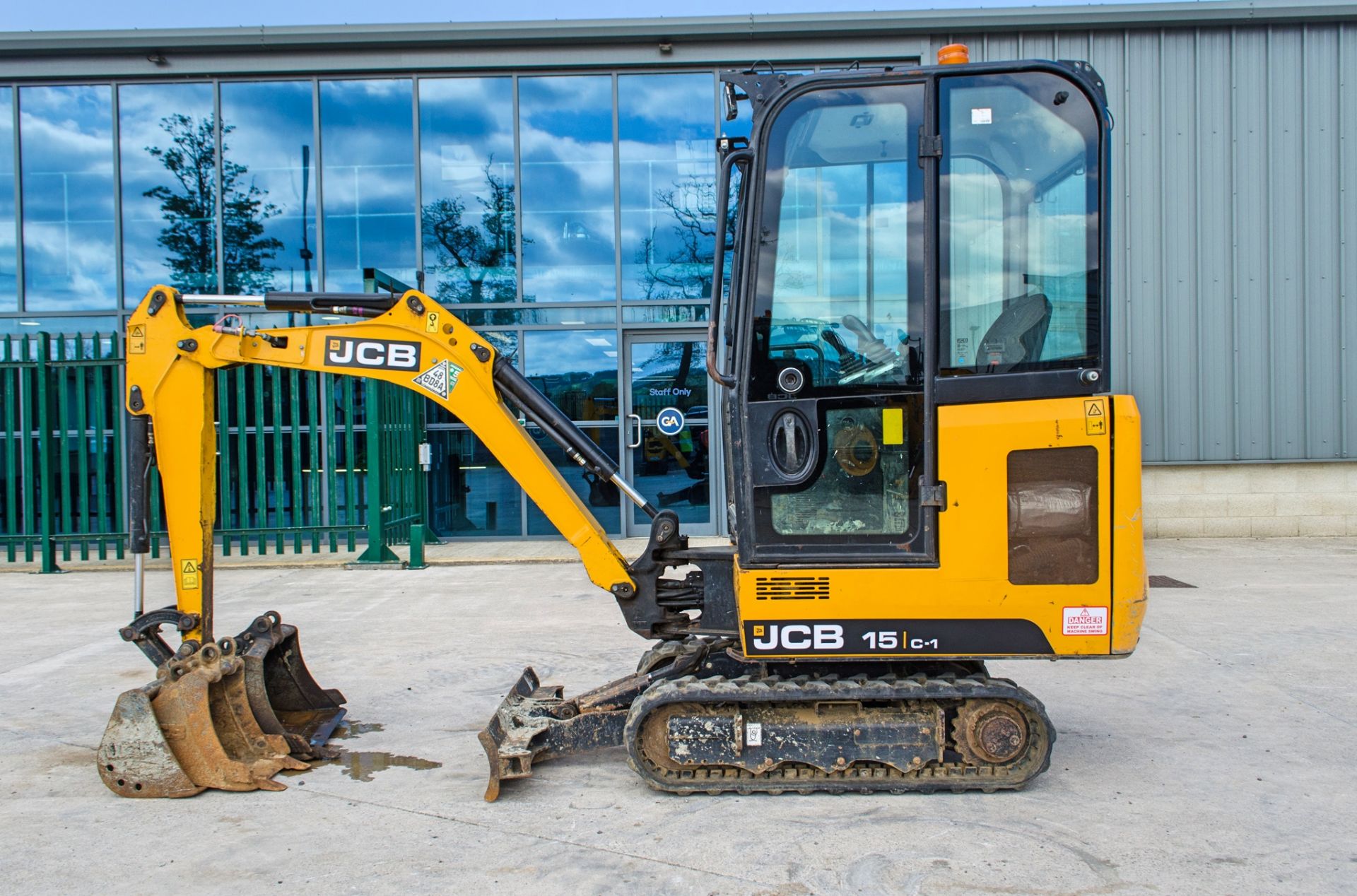 JCB 15C-1 1.5 tonne rubber tracked mini excavator Year of manufacture ...