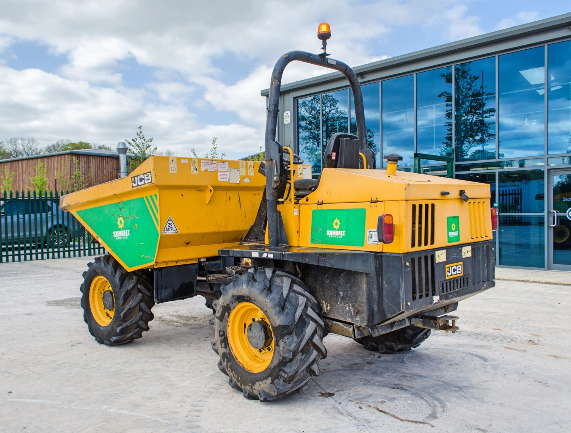 JCB 6 tonne straight skip dumper Year: 2016 S/N: EGGRK0163 Recorded Hours: 3234 A727178 - Image 4 of 25
