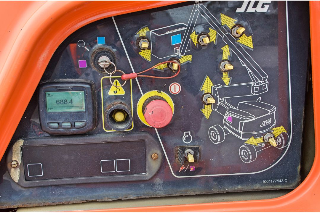 JLG 450 AJ diesel driven/battery electric 4x4 articulated boom lift access platform Year: 2018 S/ - Image 14 of 18