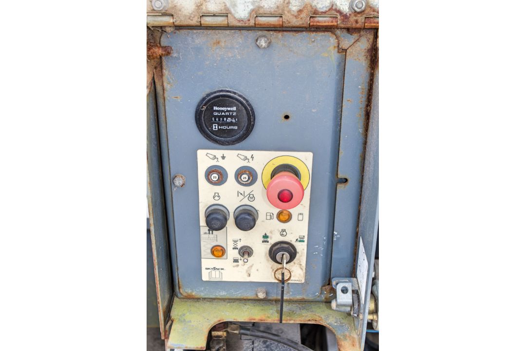 Skyjack SJ6832RT diesel driven 4 wheel drive scissor lift access platform Year: 2015 S/N: 37007504 - Image 15 of 18