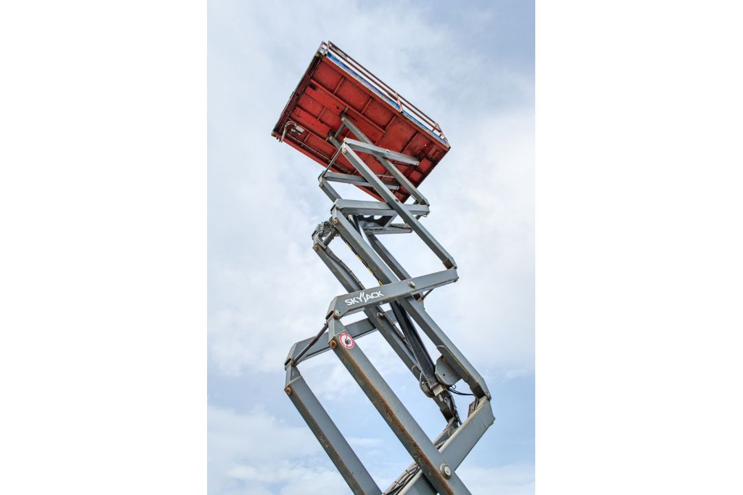 Skyjack SJ6832RT diesel driven 4 wheel drive scissor lift access platform Year: 2015 S/N: 37007504 - Image 10 of 18