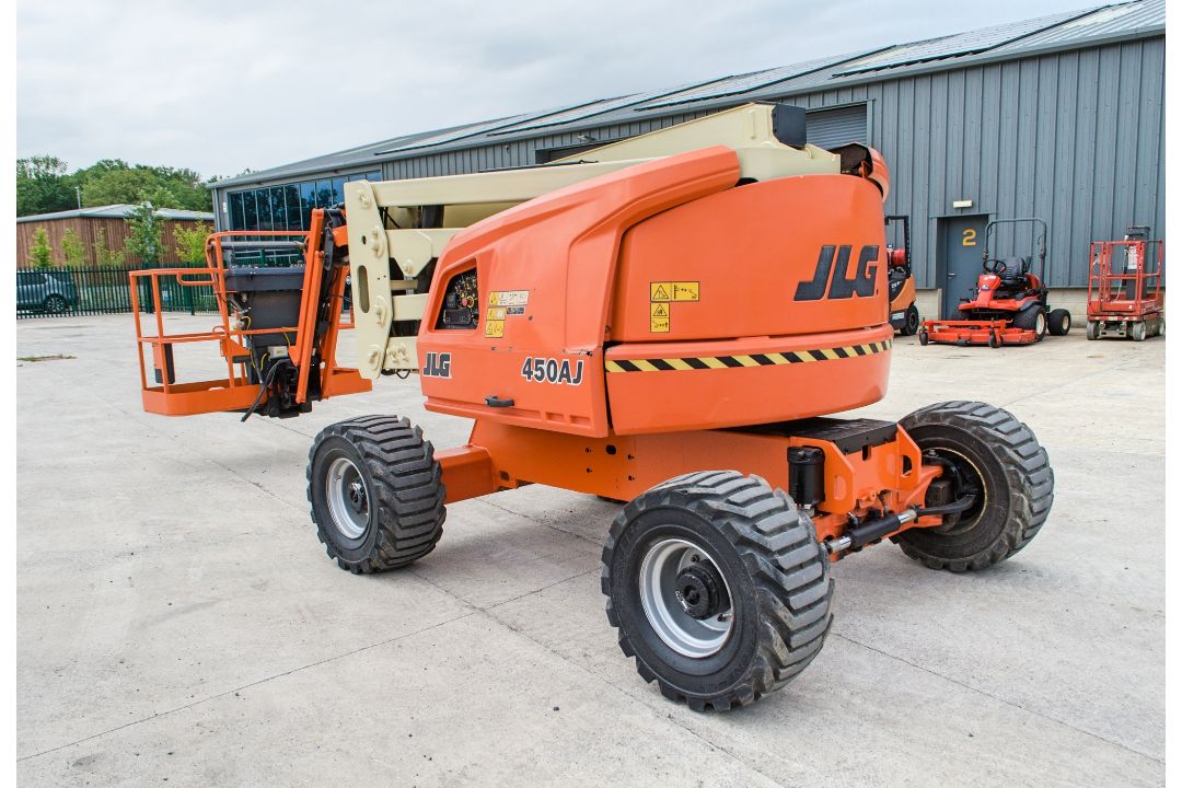 JLG 450 AJ diesel driven/battery electric 4x4 articulated boom lift access platform Year: 2018 S/ - Image 4 of 18