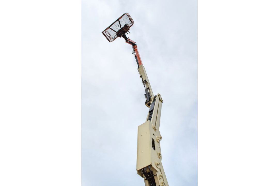 JLG 450 AJ diesel driven/battery electric 4x4 articulated boom lift access platform Year: 2018 S/ - Image 11 of 18