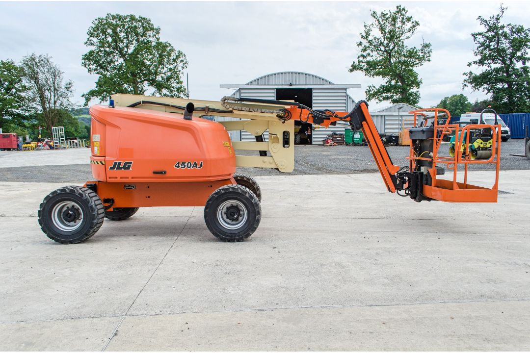 JLG 450 AJ diesel driven/battery electric 4x4 articulated boom lift access platform Year: 2018 S/ - Image 8 of 18