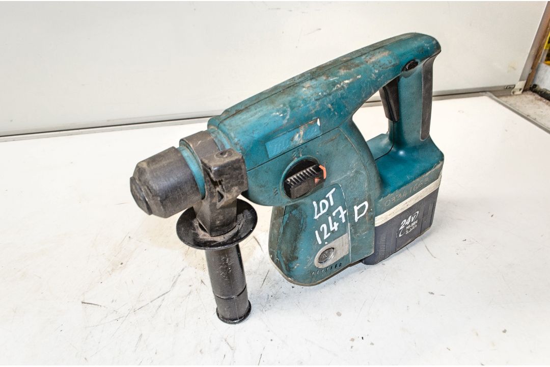 Makita BHR200 24v cordless SDS rotary hammer drill c/w charger 0334-1663 - Image 1 of 2