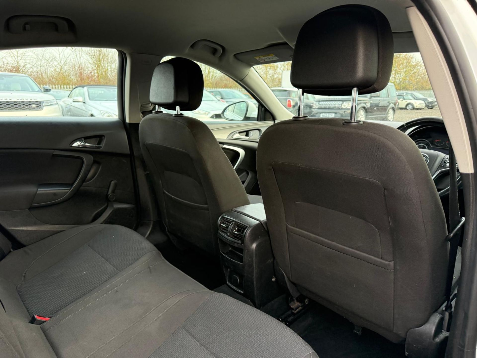 Vauxhall Insignia 2.0 CDTI E/F 140 DESIGN Hatchback 2015 - A/C - Only 77,849 Miles - Image 9 of 19