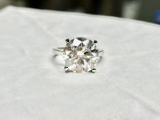 Round Brilliant Cut 8.00 Carat Diamond Ring Set in platinum F Colour VS2 Clarity - IGI