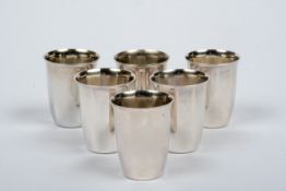 Sechs kleine Becher