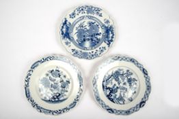 Meissen, Drei Teller mit Chinoiserie in Unterglasurblauer Malerei