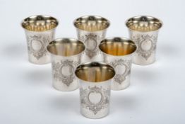 Sechs kleine Becher
