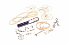A small collection of jewellery
