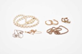 A small collection of jewellery