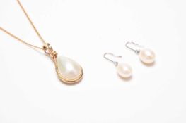 A cultured pearl pendant suspended from 9ct gold chain and a pair of earrings