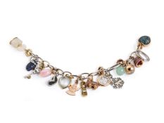 Goldenes Bettelarmband mit 15 Anhängern