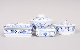 Vier Deckeldosen unterschiedlicher Form, Meissen, Dekor "Zwiebelmuster", 2. Hälfte 20.Jh. 