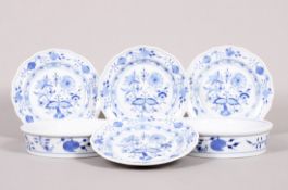 Konvolut Gedeckteller und Untersetzer/ Schälchen, Meissen, Dekor "Zwiebelmuster", 20.Jh. 