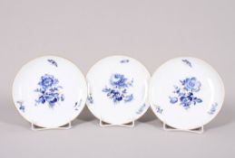 Drei Zierteller, Meissen, Dekor "Blaue Blume", Mitte 20.Jh. 