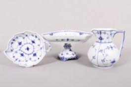Konvolut Porzellan, Royal Copenhagen, Dänemark, Form "Musselmalet gerippt (teils Halbspitze)", Fert
