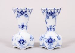 Paar kleine Tischvasen, Royal Copenhagen, Dänemark, Dekor "Musselmalet gerippt, Halbspitze", 20.Jh.