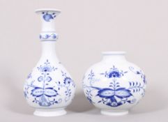 Zwei Vasen, Meissen, Dekor "Zwiebelmuster", Fertigung nach 1972 