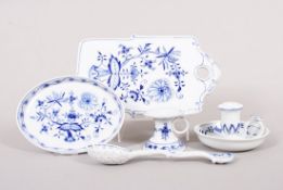 Kleines Konvolut Porzellan, Meissen, Dekor "Zwiebelmuster", 2. Hälfte 20. Jh. 