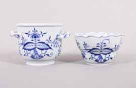 Zwei Cachepots unterschiedlicher Form, Meissen, Dekor "Zwiebelmuster", 2. Hälfte 20.Jh. 