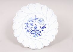 Gefächerte Kuchenplatte mit Reliefdekor, Meissen, Dekor "Zwiebelmuster", Fertigung nach 1972 