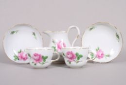 Großer Milchkrug und 2 Tassen mit Untertassen, Meissen, Form "Neuer Ausschnitt", Dekor "Rote Rose",