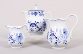 Zwei Milchkännchen und ein Deckelkrug, Meissen, Form "Neuer Ausschnitt", Dekor "Zwiebelmuster", 20.