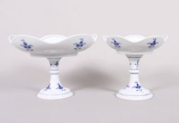 Zwei Fußschalen unterschiedlicher Größe, Meissen, Dekor "Zwiebelmuster", 2. Hälfte 20.Jh. 