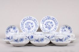 12 Kaffee-Gedecke, Meissen, Dekor "Zwiebelmuster", 2. Hälfte 20.Jh. 