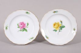 Paar (Wand-)Teller, Meissen, Form "Neuer Ausschnitt", Dekor "Rote und gelbe Rose", 20. Jh. 
