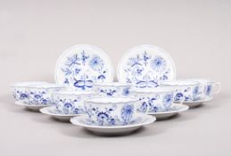 Acht Teetassen mit Untertassen, Meissen, Form "Neuer Ausschnitt", Dekor "Zwiebelmuster", 20.Jh. 