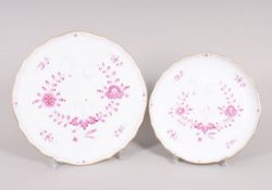Zwei Kuchenplatten/ -teller, Meissen, Form "Neuer Ausschnitt", Dekor "Indisch Purpur", 20.Jh. 