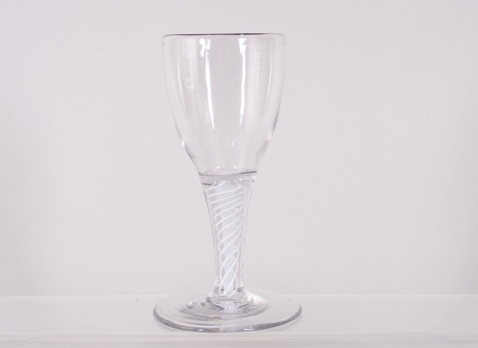Süßweinglas, sogn. "Opaque-Twist", wohl England, 18. Jh.  - Bild 2 aus 4