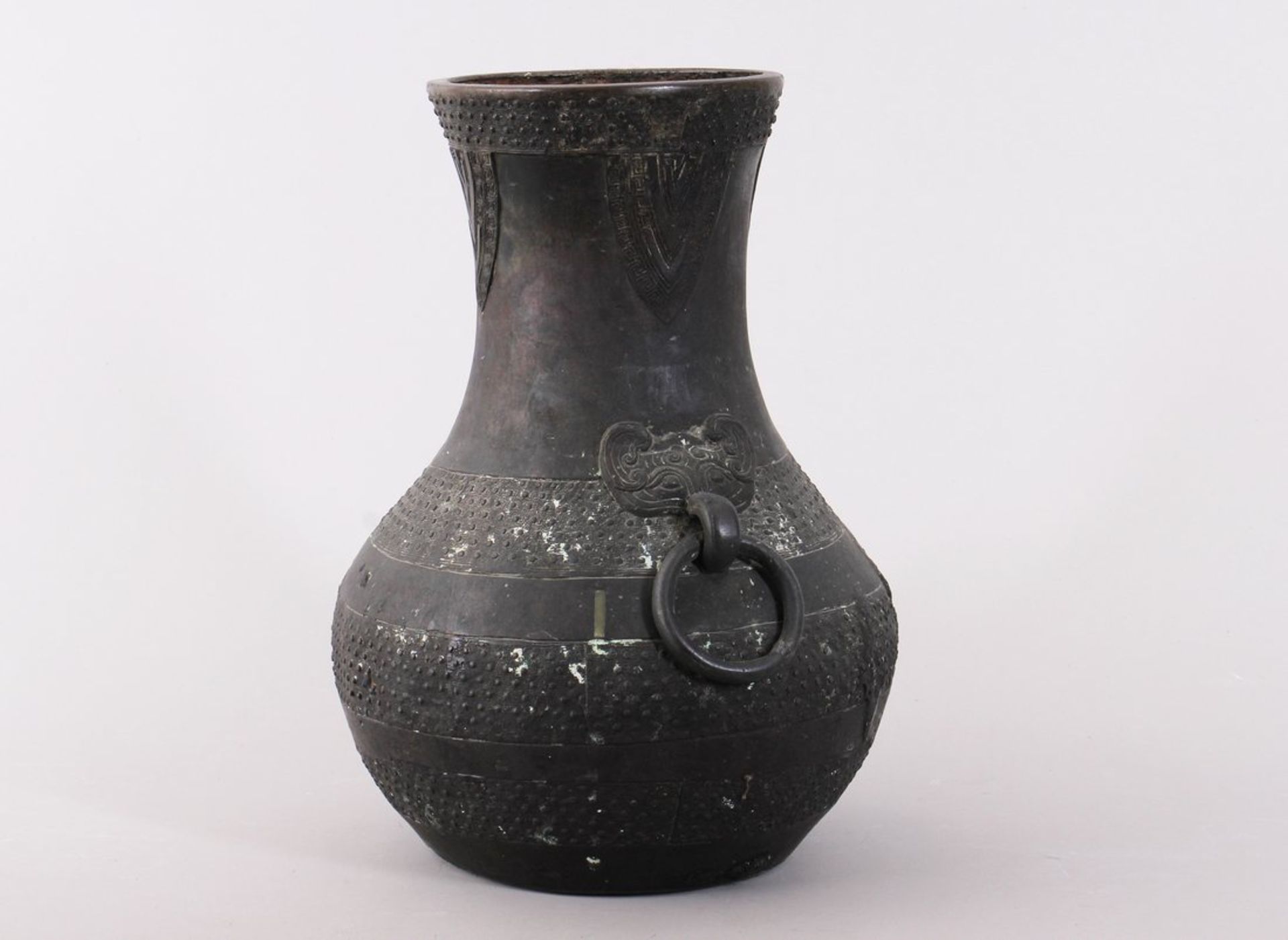 Doppelhenkel-Vase, China, wohl Ming-Zeit (1368 bis 1644), Bronze, geschwärzt  - Bild 2 aus 4