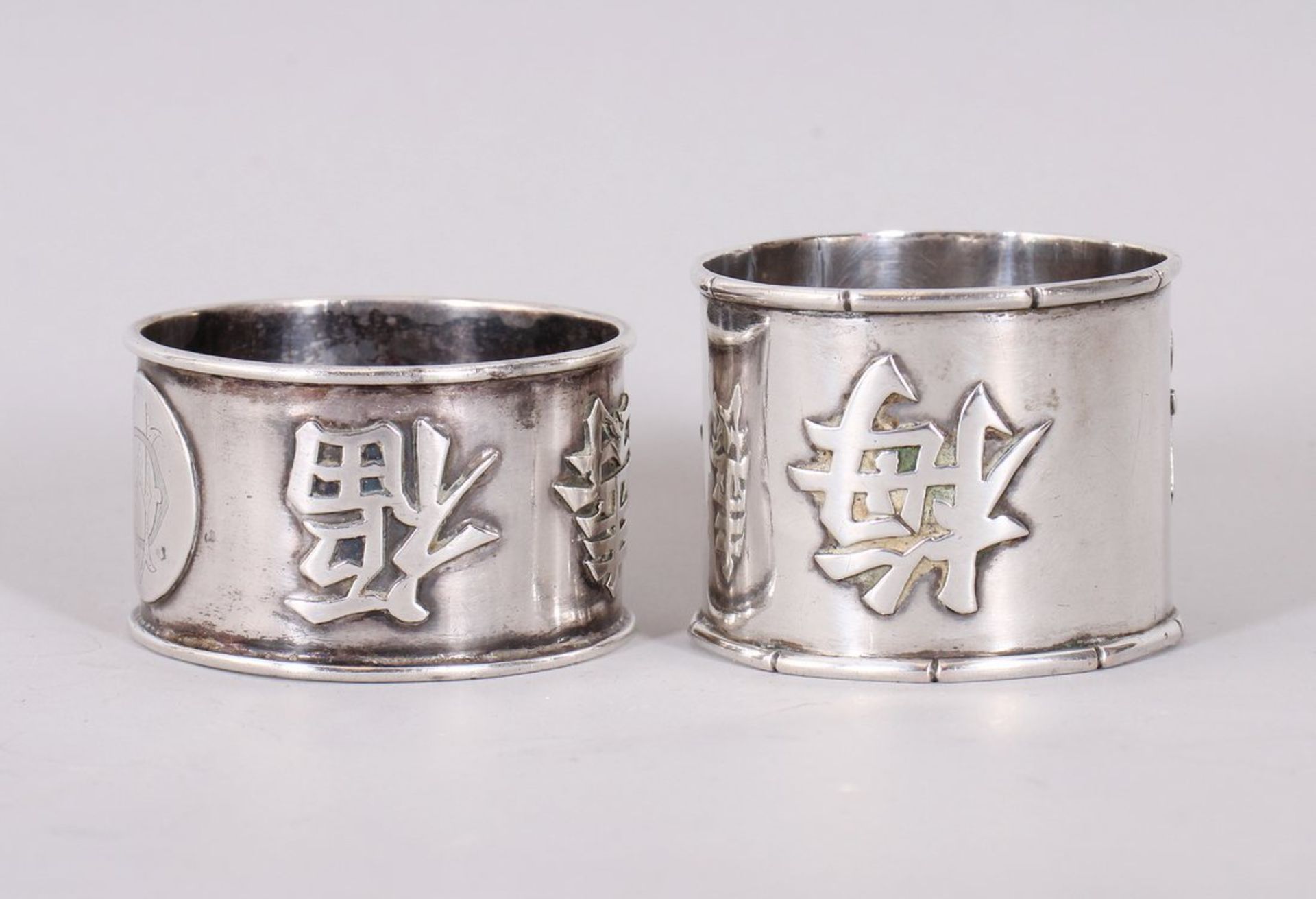 Zwei Serviettenringe, (wohl) Woshing - Shanghai/Sing Fat - Kanton, 850er/900er Silber, um 1900/Anfa