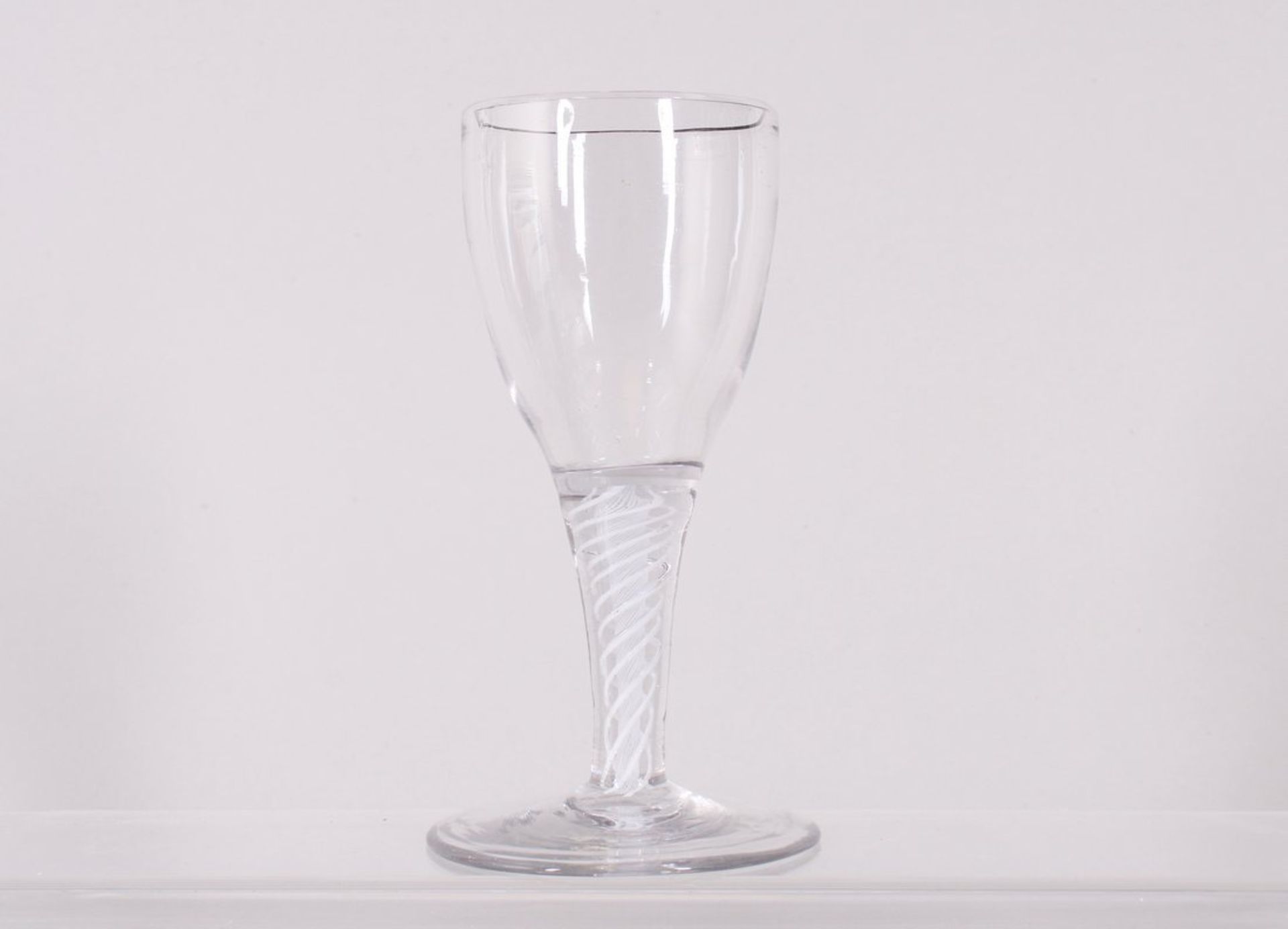 Süßweinglas, sogn. "Opaque-Twist", wohl England, 18. Jh. 