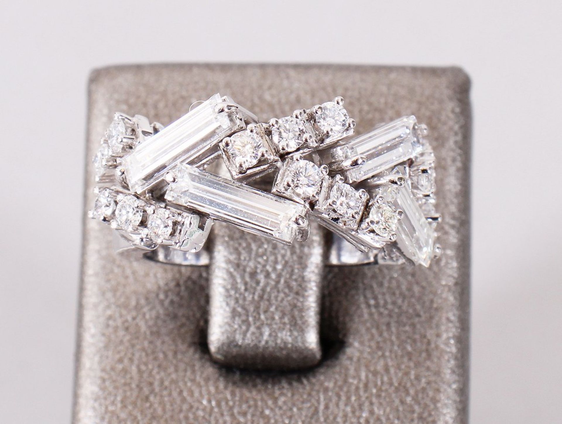 Diamantring, 585er Weißgold, spätes 20.Jh.  - Bild 2 aus 5
