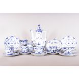 Kaffee-Service für 6 Personen, Royal Copenhagen, Dekor "Musselmalet Halb- und Vollspitze, gerippt",