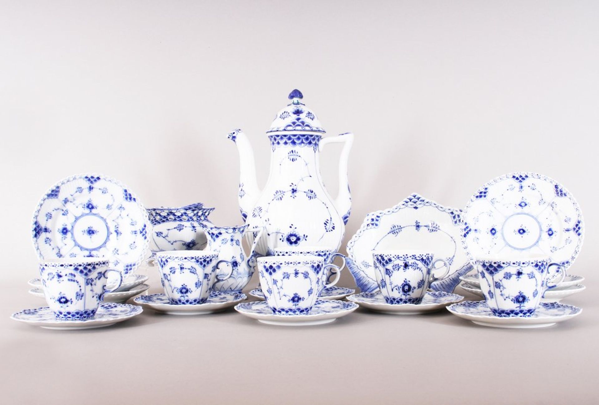 Kaffee-Service für 6 Personen, Royal Copenhagen, Dekor "Musselmalet Halb- und Vollspitze, gerippt",
