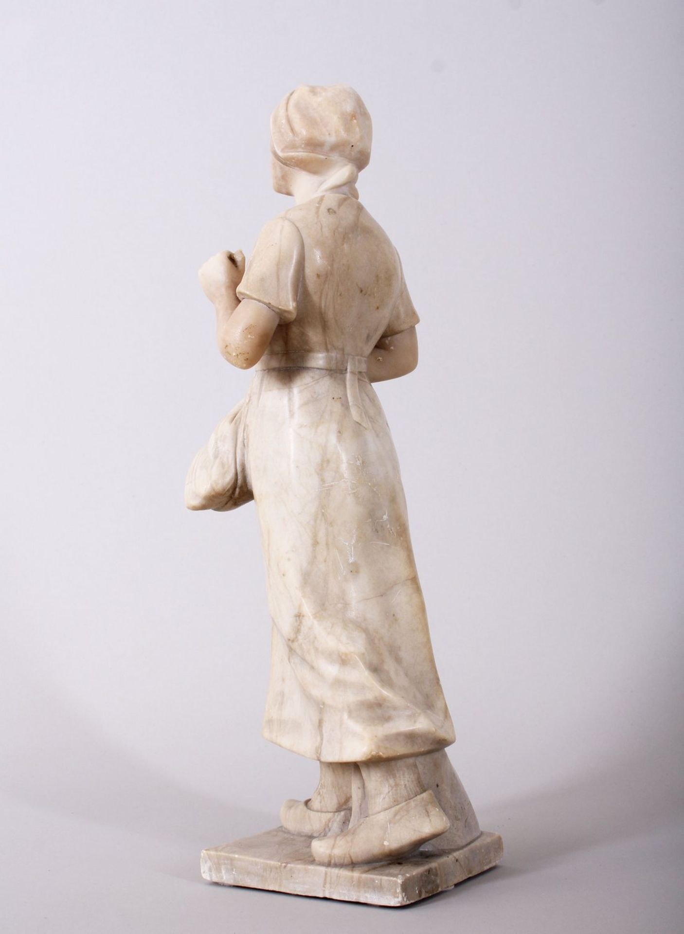 Magd mit Wäschebündel, wohl Frankreich, um 1900  - Bild 3 aus 4