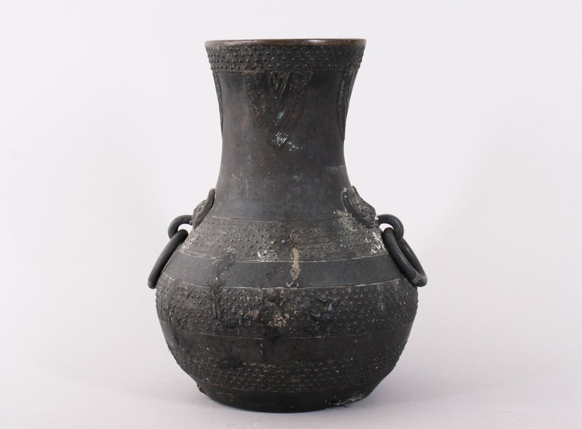 Doppelhenkel-Vase, China, wohl Ming-Zeit (1368 bis 1644), Bronze, geschwärzt  - Bild 3 aus 4